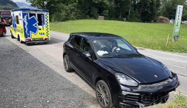 Porsche-Fahrer kommt von der Strasse ab und knallt gegen Steinmauer