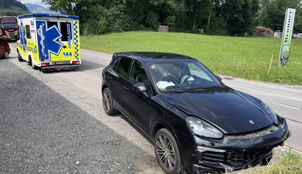 Porsche-Fahrer kommt von der Strasse ab und knallt gegen Steinmauer
