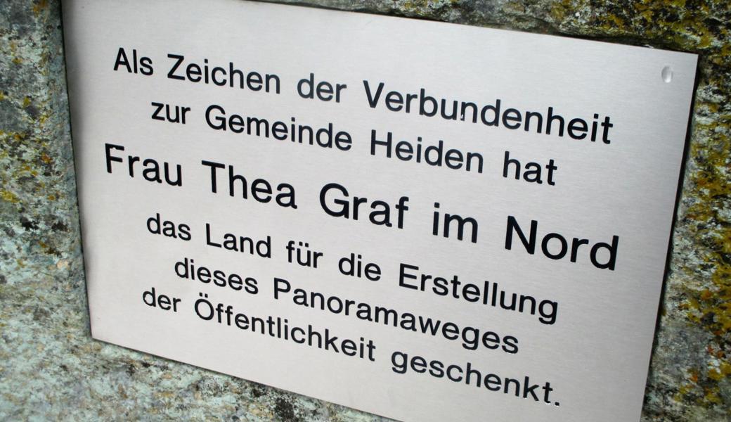 Ein vom Kurverein Heiden platzierter Findling mit restaurierter Gedenktafel erinnert an die Grosszügigkeit von Thea Graf (1888 – 1989).