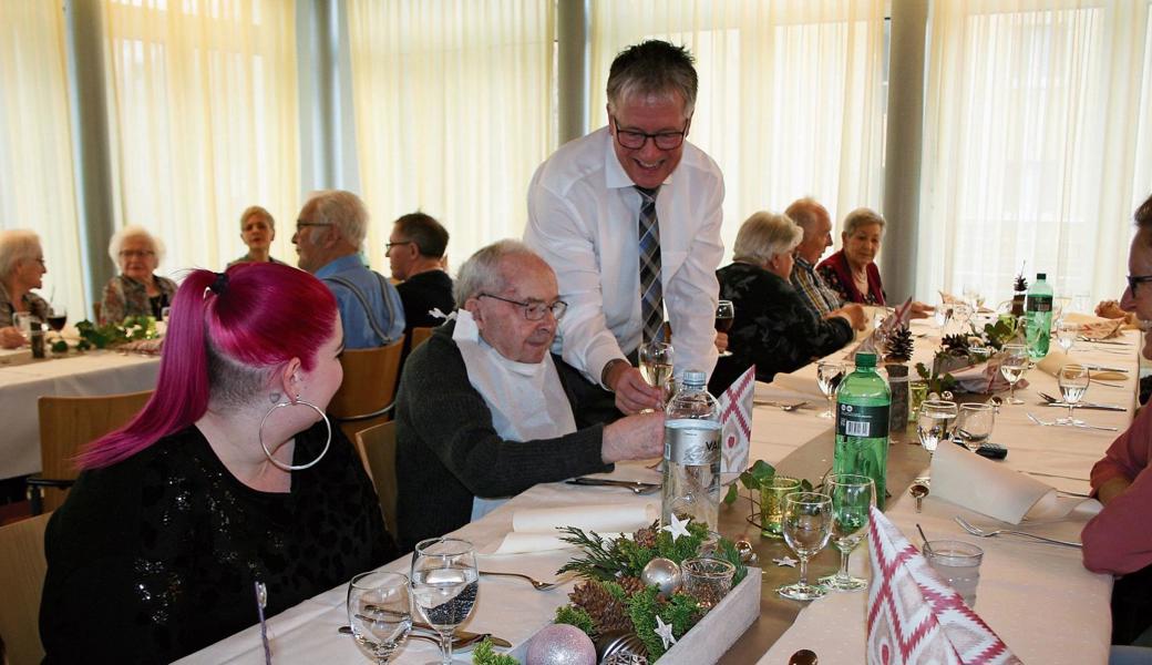 Heimleiter Kurt Maute stiess mit allen Bewohnern auf fröhliche Weihnachtstage an. 