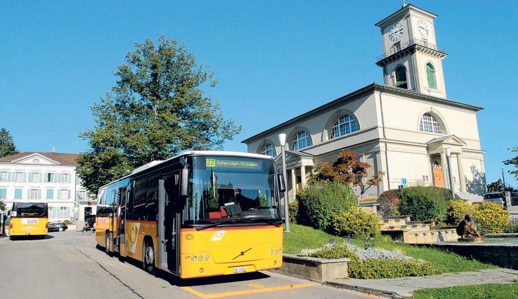 Noch prägen die Postautos den Kirchplatz in Heiden. Vorgesehen ist, diesen umzugestalten.