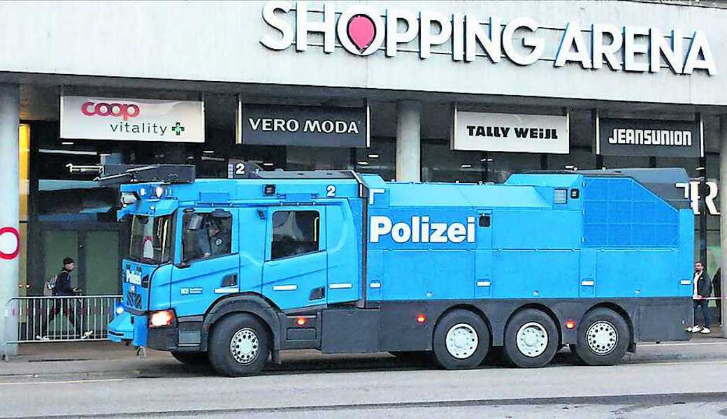 Wasserwerfer vor dem Kybunpark. 