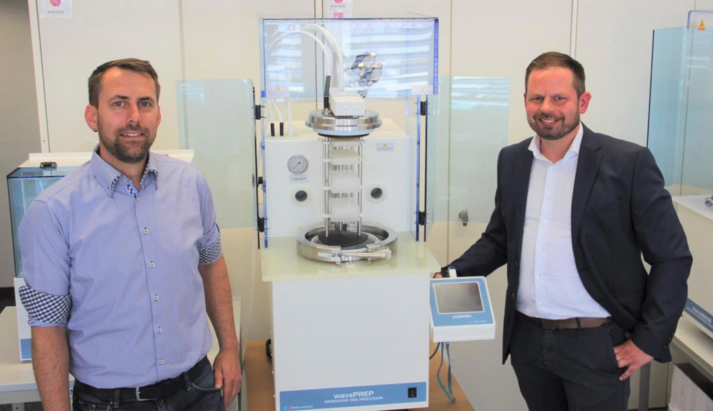 Jens Lautenschläger (links), dem die Firma MWT gehört, betreibt zusammen mit Patrick Cakarun die junge Firma Swiss Innotech, die weltweit u. a. das Gerät vertreibt, das bei der Impfstoffentwicklung Verwendung findet (Bildmitte).  