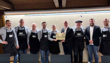 Bernecker Torkel-Mannschaft holt den Torkelbrief von 1687 in Thal ab