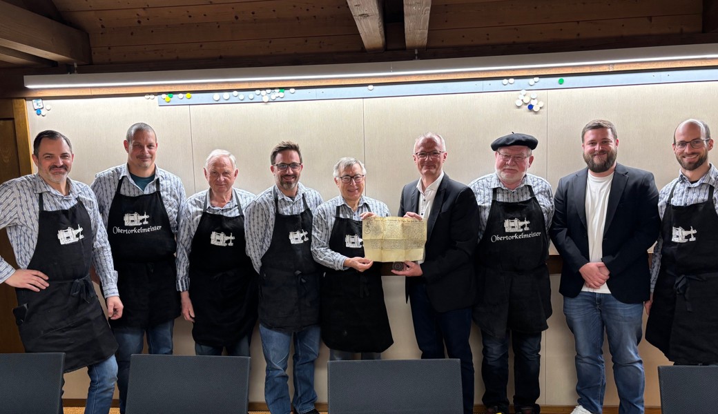 Bernecker Torkel-Mannschaft holt den Torkelbrief von 1687 in Thal ab