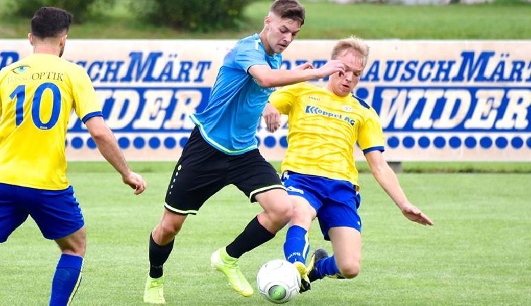 Sebastian Roth (r.) hat auch als defensiver Mittelfeldspieler in der Vorrunde keine Karte abgeholt.