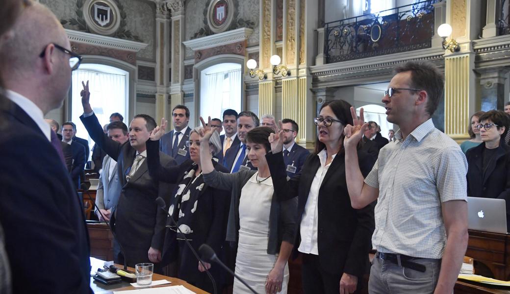 Zusammen mit Thomas Eugster (links aussen) sind noch vier weitere nachgerückte Kantonsräte vereidigt worden, Caroline Bartholet, Luzia Krempfl, Katrin Schulthess und Marco Fäh.