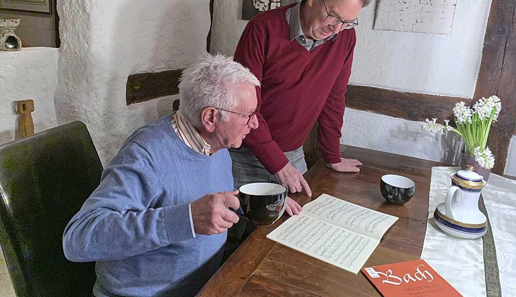 Beda Germann (links), Präsident des Kulturforums, und Karl Hardegger, musikalischer Leiter, besprechen die Inszenierung. 