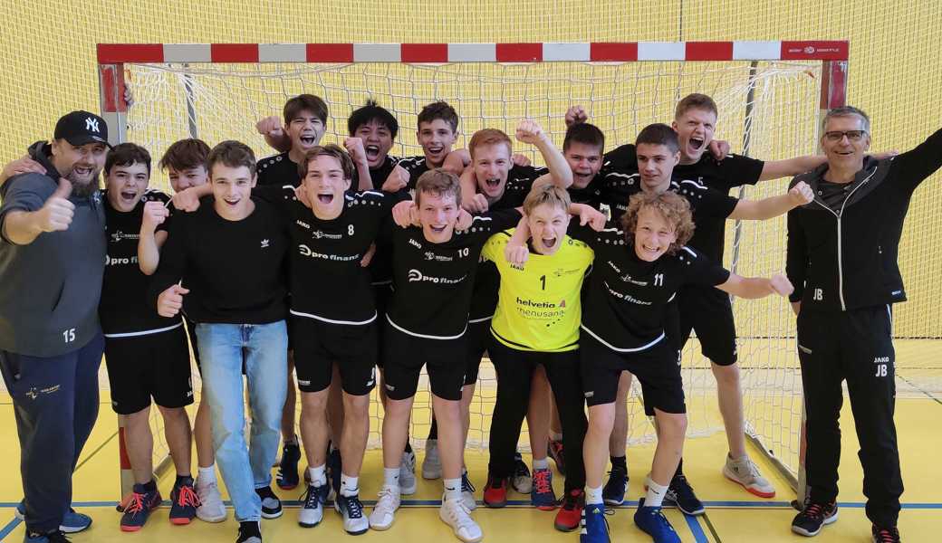 Die Rheintaler Nachwuchs-Handballer mit den Trainern Marcel Seitz (links) und Jürg Bäuerle feiern nach dem Sieg gegen die Ostschweizer Handball Akademie die «Inter-Quali». 
