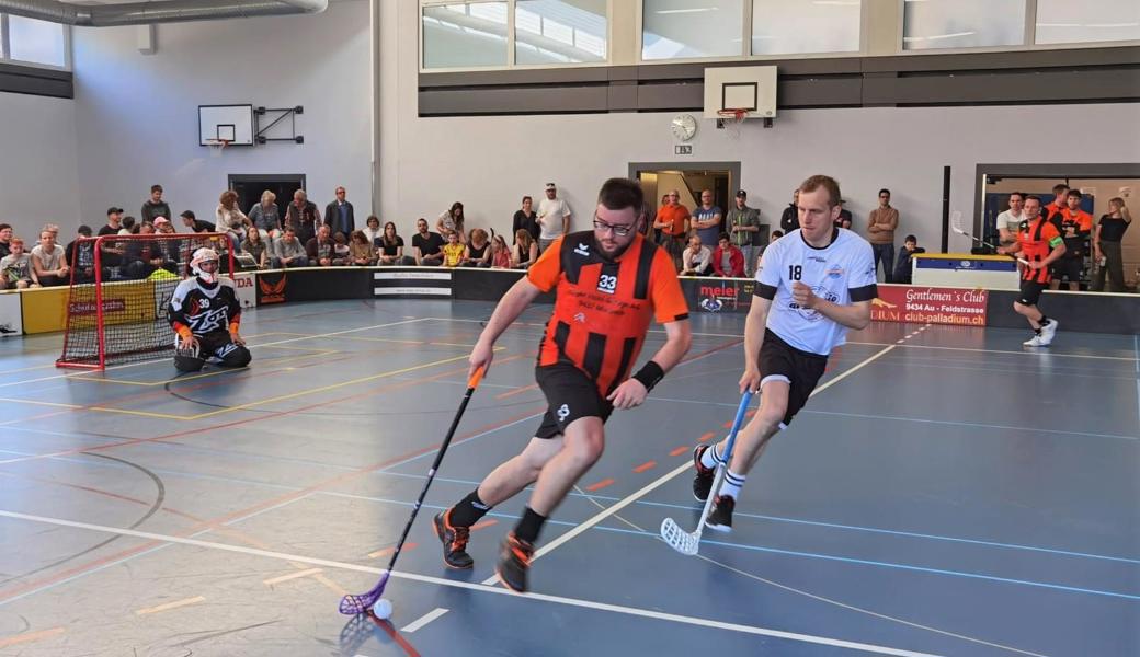 Dominik Spirig (am Ball) löst in dieser Situation einen der zahlreichen Flyers-Angriffe aus.