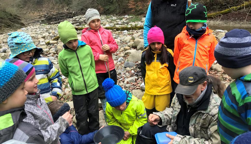 Ferienspass-Kinder beim Goldwaschen.