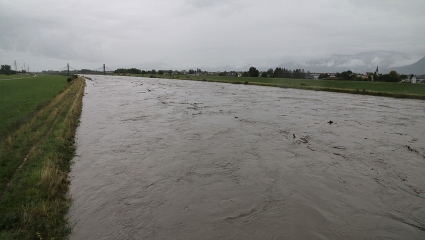 Der Rhein, gesehen von der oberen Rheinbrücke Richtung Schrägseilbrücke.