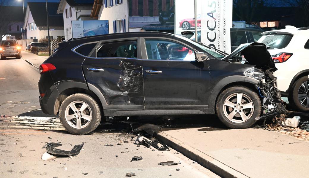 Frontalkollision zwischen zwei Autos – drei parkierte Autos und Scheune beschädigt