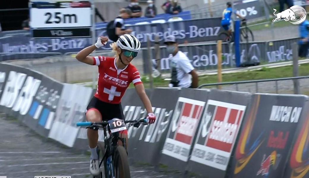 Jolanda Neff jubelt in Leogang über ihren ersten Podestplatz der Saison.