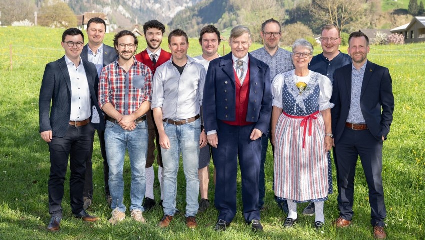 Freudiger Moment für die Delegation aus dem Rheintal und die Verbandsleitung an der DV des Verbands Schweizer Volksmusik in Muotathal: Simon Büchel, Adrian Dietrich, René Lei, Andrea Schmid (Ressortleiter Musik VSV), Philipp Färber, Raphael Büchel, Ralph Janser (VSV Zentralpräsident), Markus Brülisauer (Geschäftsführer VSV), Margrit Zogg (Präsidentin VSV St.Gallen), Dario Schmid und Andreas Broger (Vizepräsident Altstätten).