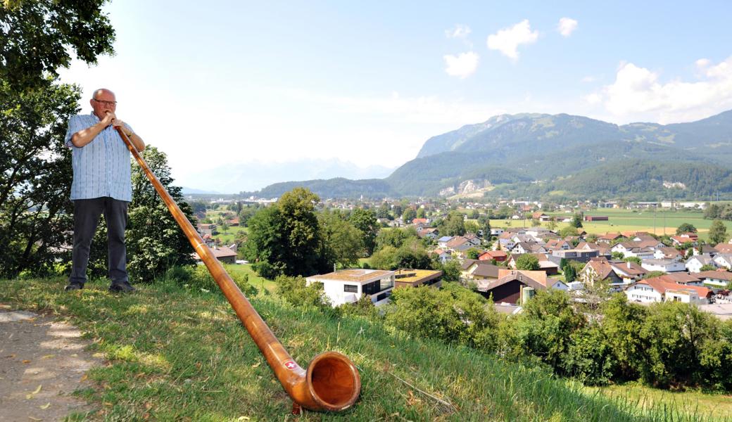 Martin Nauer bläst sein Alphorn am liebsten an solch schönen Aussichtspunkten wie hier auf dem Montlinger Bergli. 