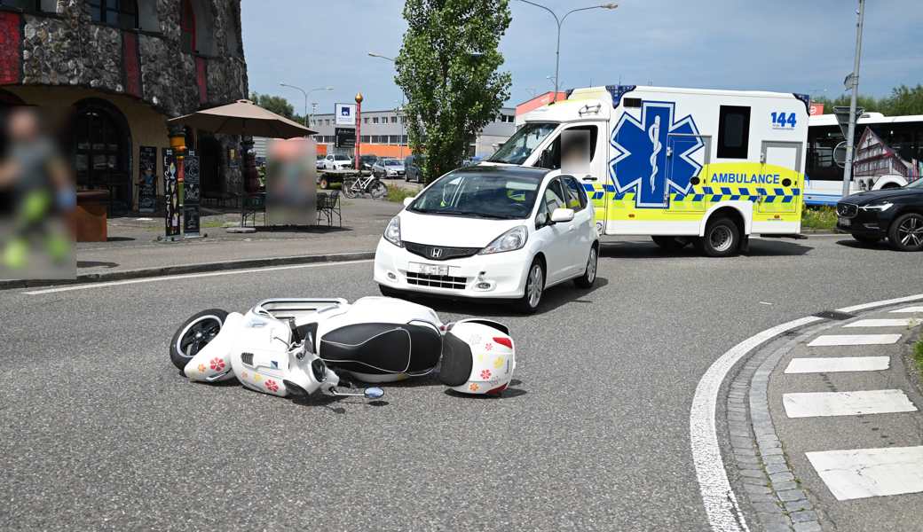 Unfall im Hundertwasser-Kreisel: Rollerfahrerin verletzt sich leicht, der Sachschaden ist hoch