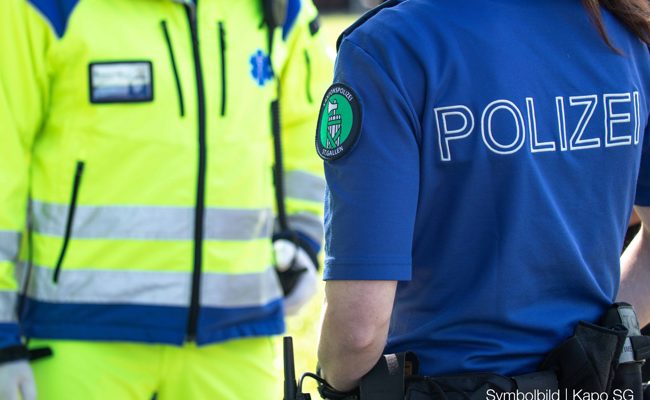 Unfall beim Fussgängerstreifen: Auto und Velo stossen zusammen