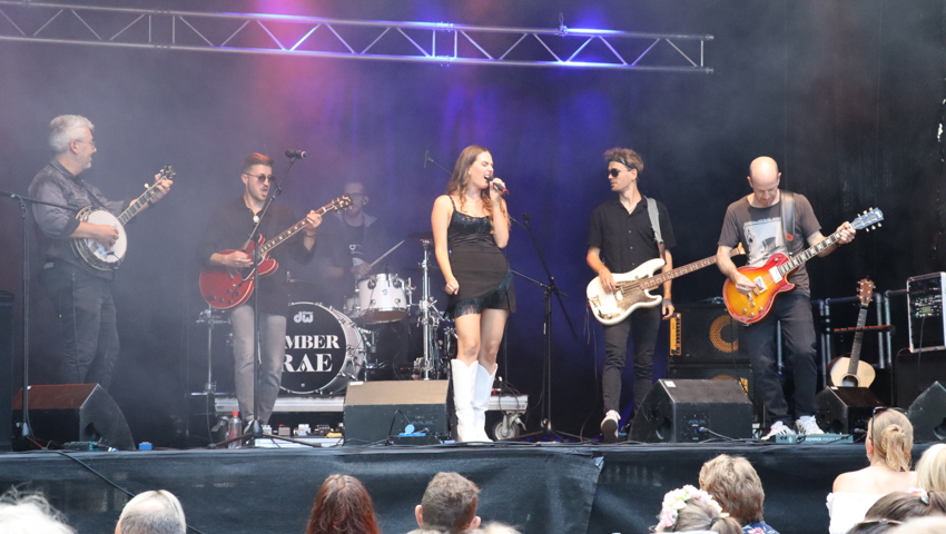 Amber Rae mit ihrer Band.