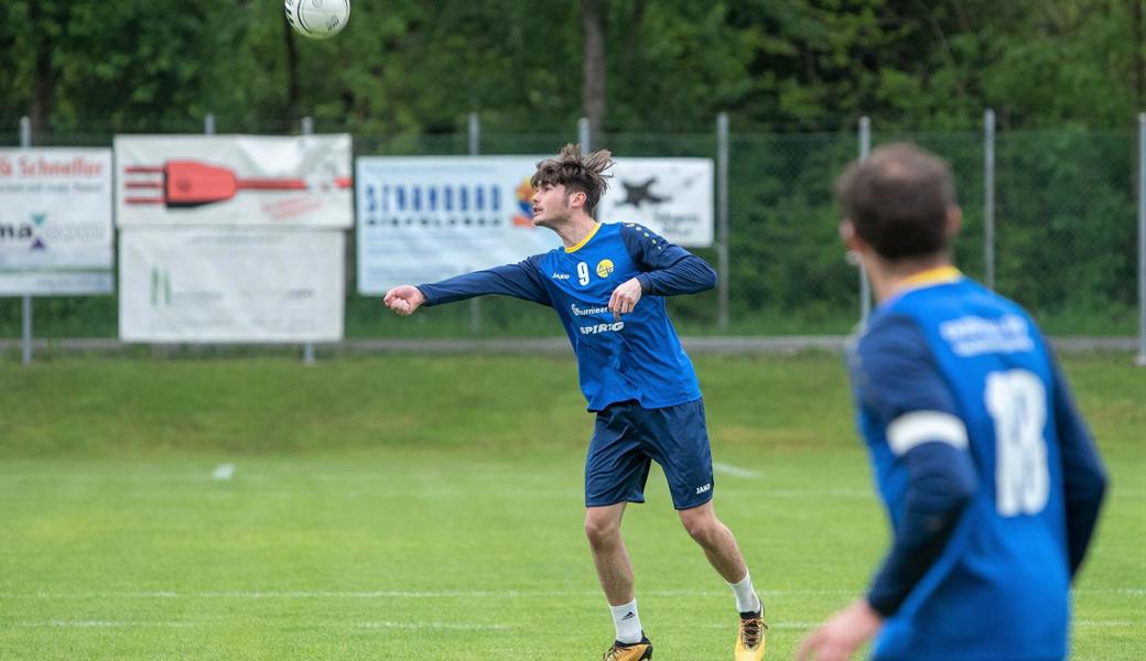 Der U18-Natispieler Jonas Tremp, beobachtet von Captain Mathias Ziereisen, zeigte eine starke Leistung.