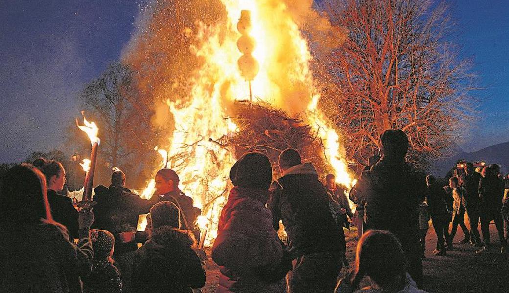 Der Balgacher Böögg überstand das Feuer beim alten Schützenhaus nicht lange. Nach knapp zehn Minuten war es um ihn geschehen.