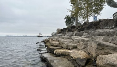 Ein neues flaches Ufer vor dem Strandbad - statt Treppen aus Stein