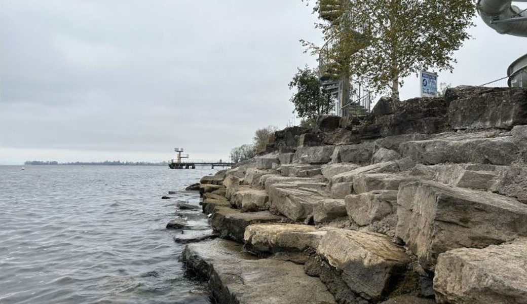 Ein neues flaches Ufer vor dem Strandbad - statt Treppen aus Stein