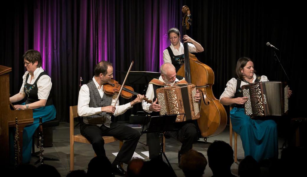 Willi Valotti mit seiner Wyberkapelle und dem Violinisten Christian Enzler.