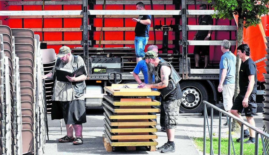 Bei brütender Hitze haben Mitglieder des Vereins Töff-Fahrer Au das Mobiliar und andere Hilfsgüter verladen.