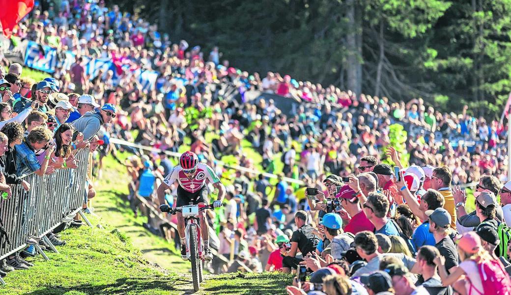 Zehntausende Zuschauer jubelten vor einem Jahr Nino Schurter beim Gewinn des Weltmeistertitels zu. Diesmal will der Lokalmatador den Weltcuprekord von Julien Absalon (33 Siege) realisieren. Vor einer Woche triumphierte aber der Niederländer Mathieu van der Poel. 