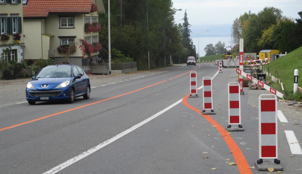 Blick vom Wüschbach bei Heiden in Richtung Wolfhalden: Hier wird der Verkehr von der dritten Spur auf die zweispurige Strecke geleitet, wobei die frühere Kriechspur links verläuft.