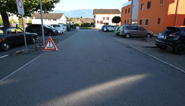 Auto fährt in Mädchen auf Kickboard