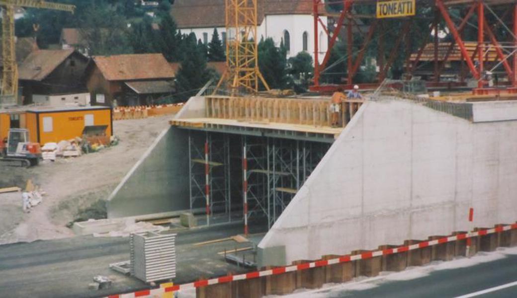 Im Juli 1995 wurde mit den Bauarbeiten begonnen, im Oktober 1996 war der erste Tunnel fertiggestellt. 