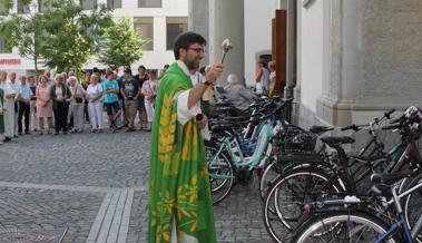 Mit gesegneten Velos auf die Strasse