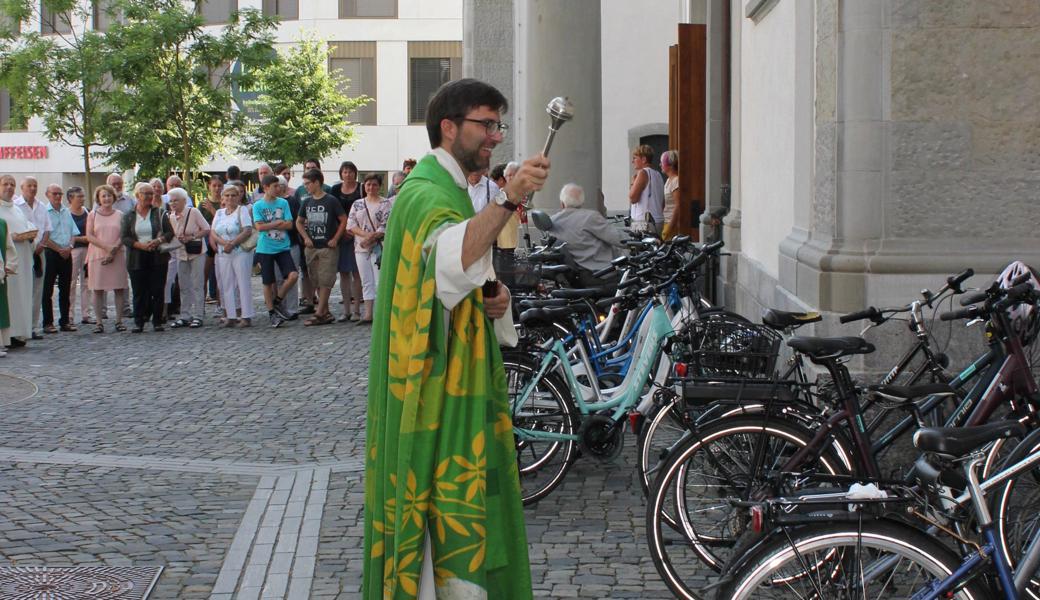 Pfarrer Roman Karrer beim Segnen der Velos.