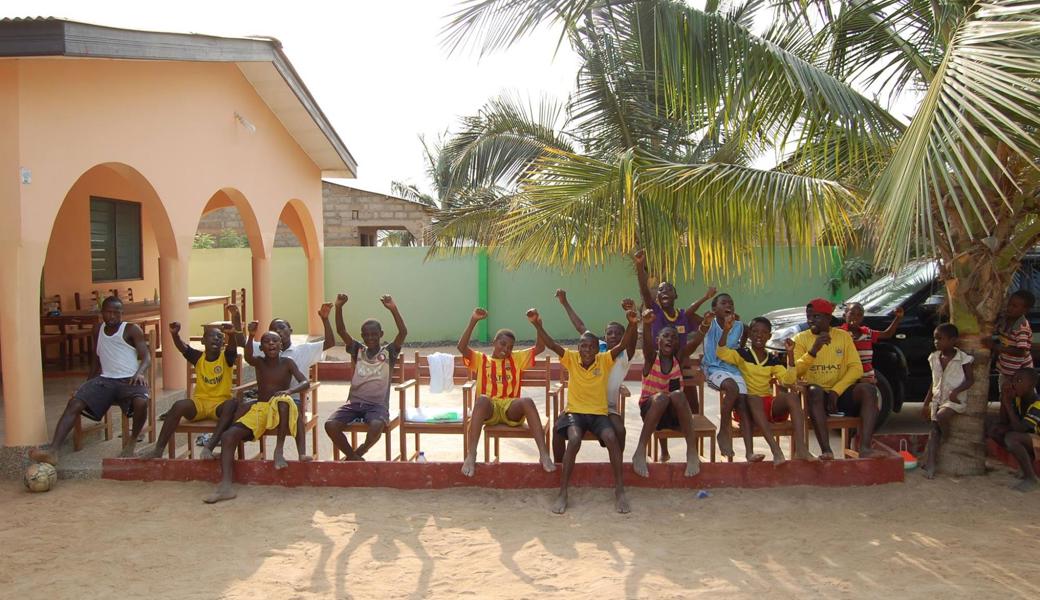 Kinder der Ghana Angel Soccer Academy.