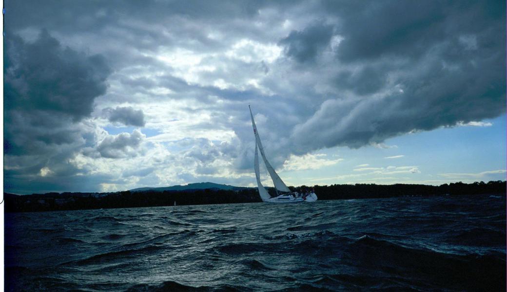 Segelboot im Sturm.