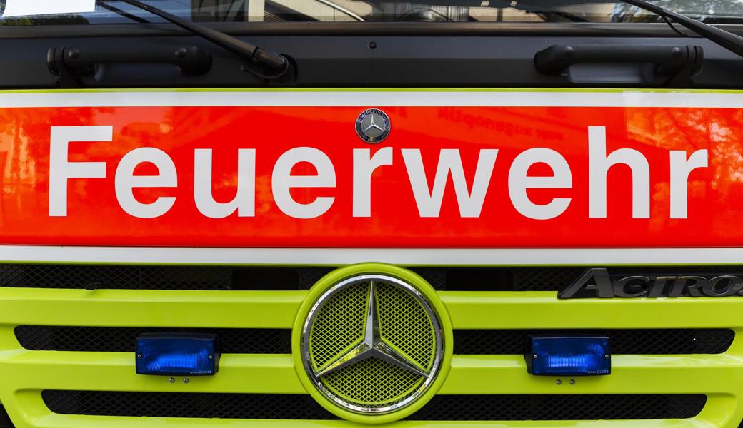 Im Einsatz standen 12 Fahrzeuge und 90 Angehörige der Feuerwehr.