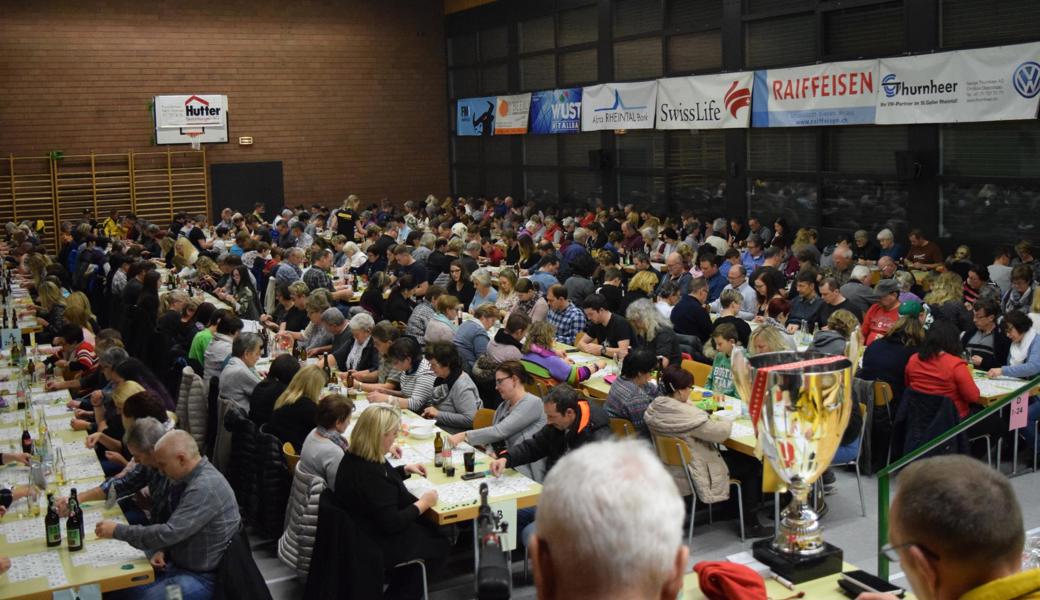 Für einmal eine volle Halle ohne Matten.