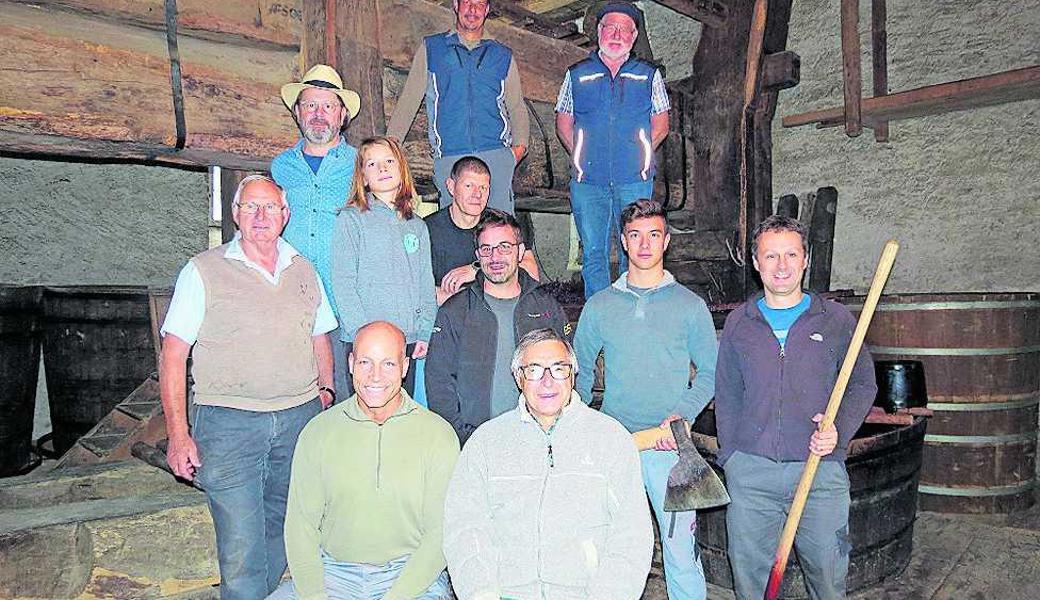 Alt Gemeindammann Jakob Schegg (vorne rechts) hat ein Team aus jungen und erfahrenen Winzersleuten gefunden, die den Einsatz des alten Torkels sicherstellen. 