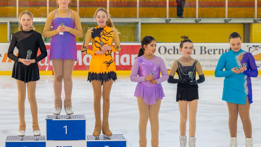 Spass am Eislaufen: Die sechs Zweitstern-Läuferinnen präsentieren stolz ihre Trophäe.