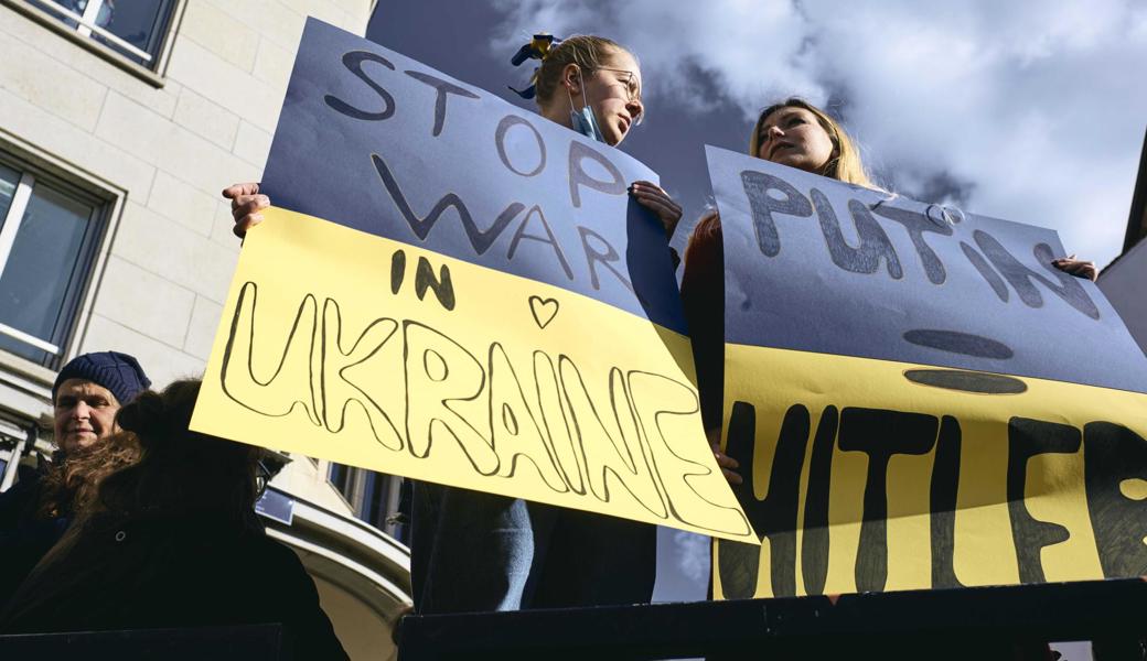 An Demos bekunden Teilnehmende ihre Solidarität mit der Ukraine. In privaten Kreisen, unter Russen und Ukrainern im Rheintal, belasten Äusserungen zum Krieg oft Freundschaften und Bekanntschaften. 