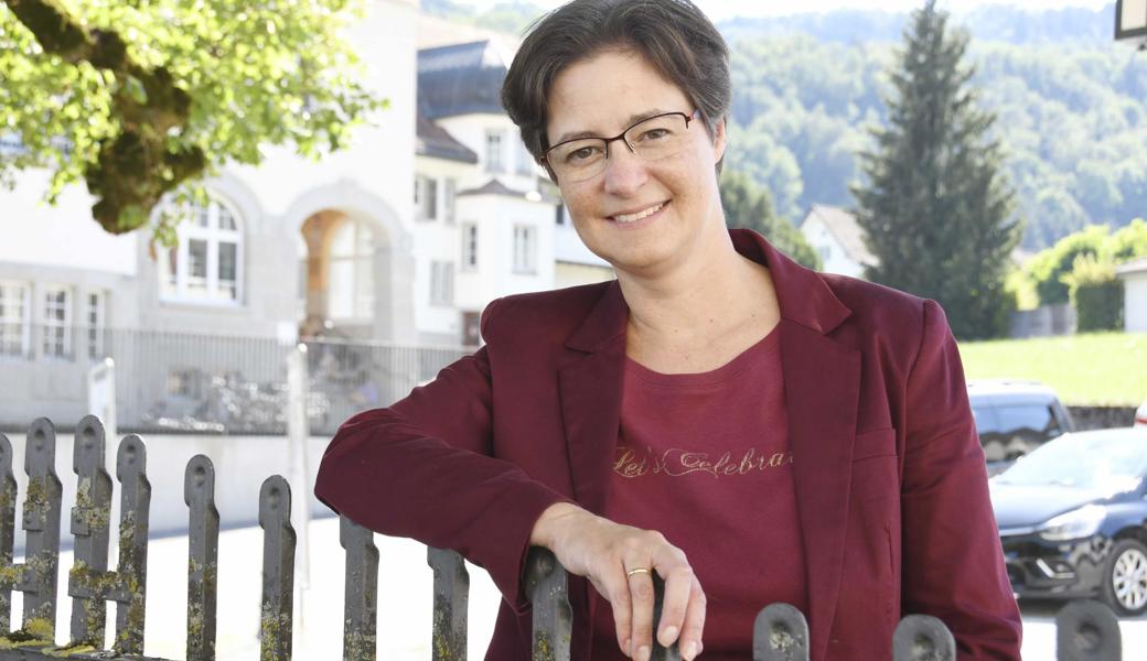 Pfarrerin Manuela Schäfer auf dem Lindenhausplatz in Berneck: «Hier habe ich das Gefühl, ein Zuhause auf Zeit gefunden zu haben. Es ist ein Ort des Innehaltens». Im Oktober zieht sie weiter, wird Pfarrerin in Uster.  