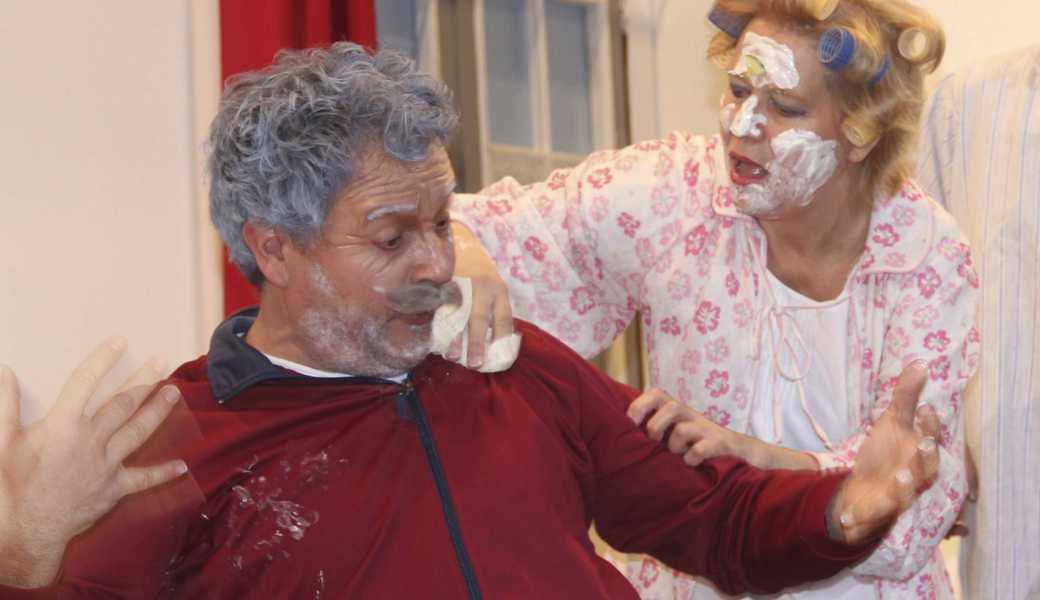 Auch ein bisschen Klamauk – hier mit Patrick Loher und Renata Sonderegger – gehört zu einem Lustspiel. 