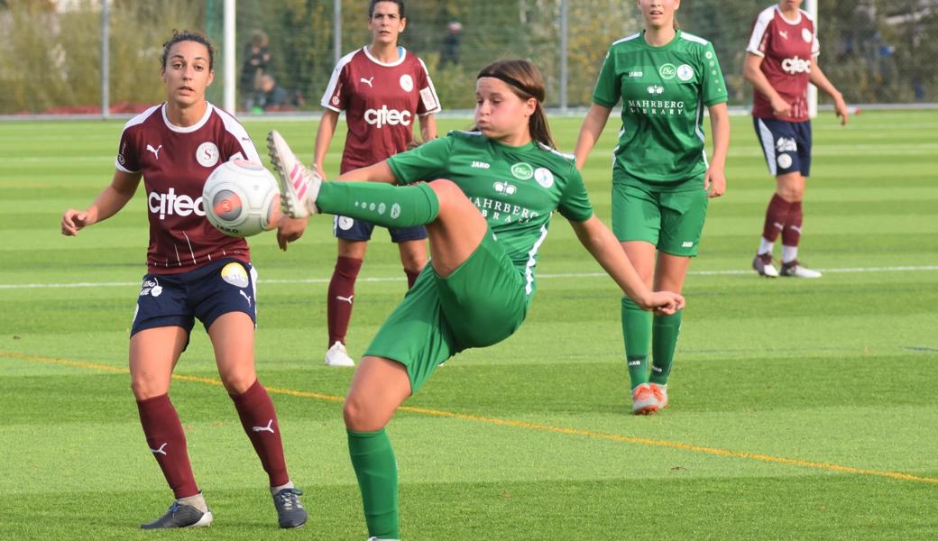 Hier klärt Jennifer Wyss vor Paula Serrano, in der 29. Minute erzielte die frühere Spielerin von Atlético Madrid aber das zweite Tor für die Genferinnen. 