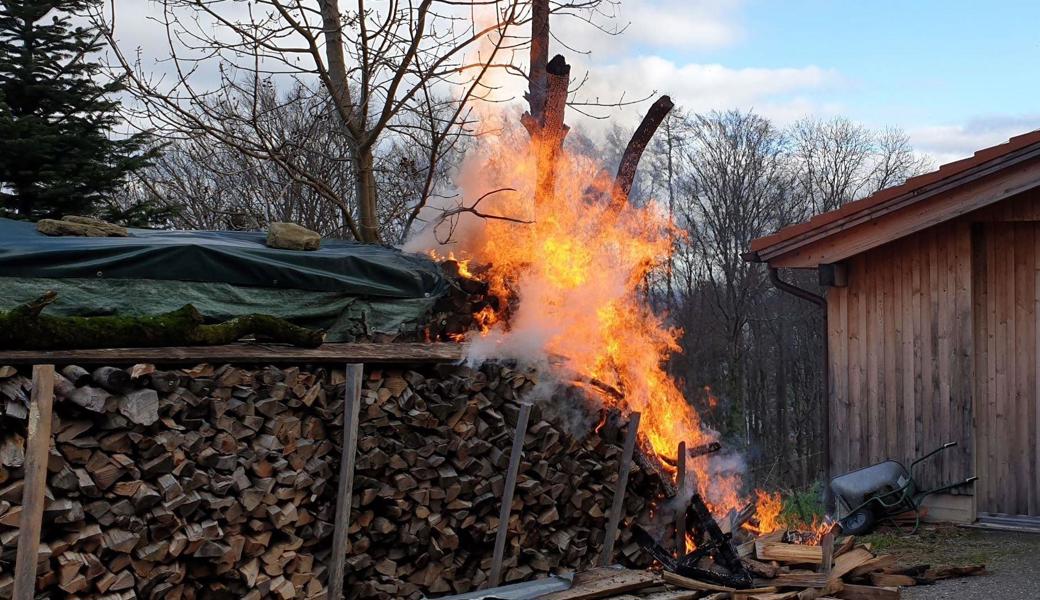 Die Feuerwehr löschte die Flammen.