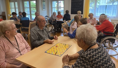 Kinder und Pensionierte machten gemeinsam Gesellschaftsspiele