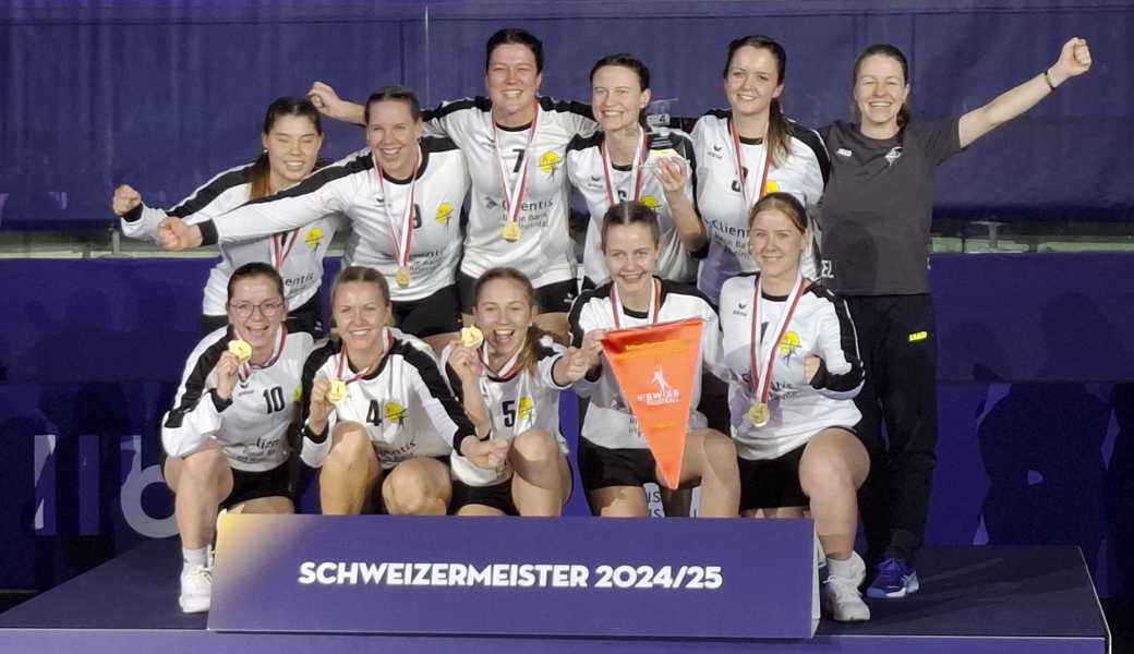 Die Faustballerinnen des SVD Diepoldsau-Schmitter feiern nach dem 3:1-Finalsieg gegen Jona ihren fünften Schweizer Meistertitel in  der Halle. 