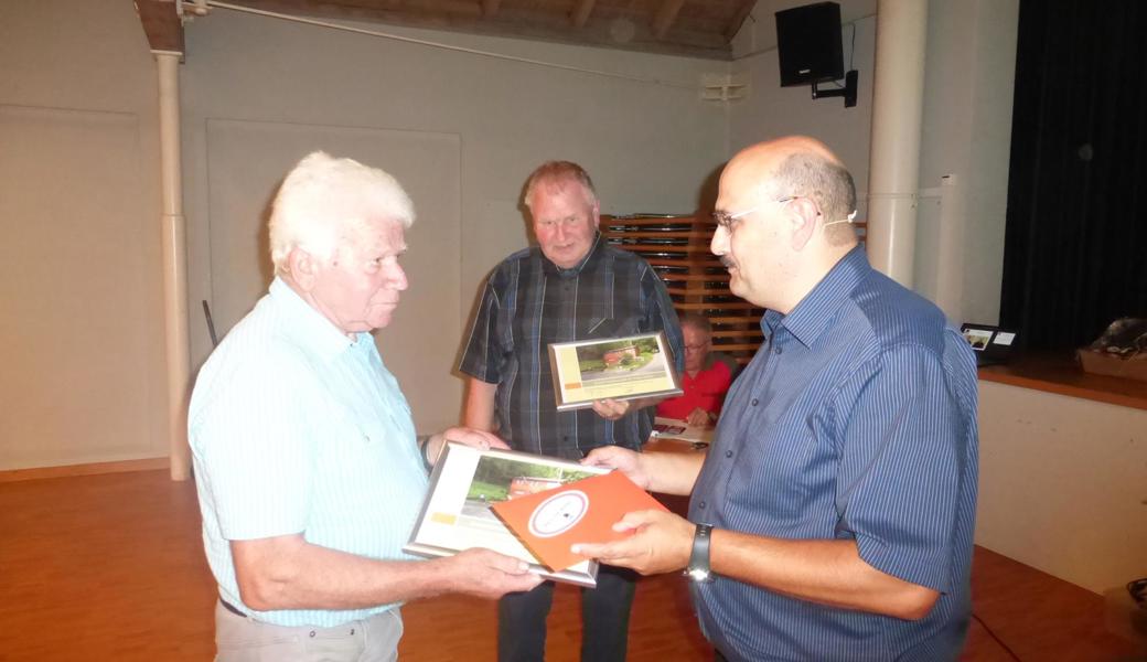 Für die jahrelangen Verdienste um den Verein verlieh Präsident Ralf Pötsch (rechts) Hans von Allmen (links) und Peter Müller die Ehrenmitgliedschaft. 