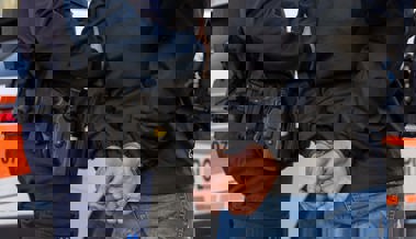 Ein Mann wollte am helllichten Tag in eine Firma einbrechen, doch die Mitarbeitenden hielten ihn fest